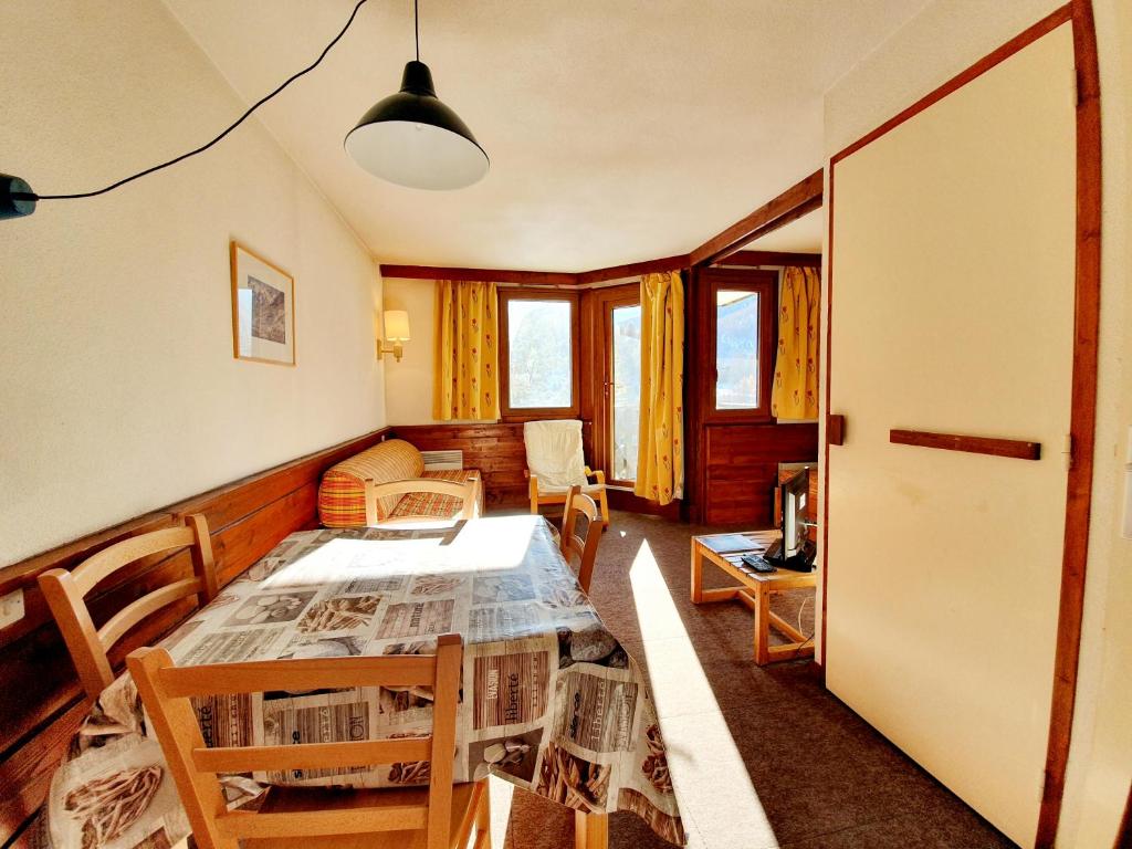 Appartement Agence Des Orres Le Belvédère Studio Coin nuit B107 Pra Mouton 05200 Les Orres