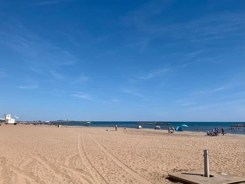 Agréable appartement climatisé à 25m de la plage