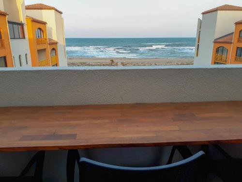 Agréable appartement rénové avec une terrasse vue mer, parking et Wifi gratuit