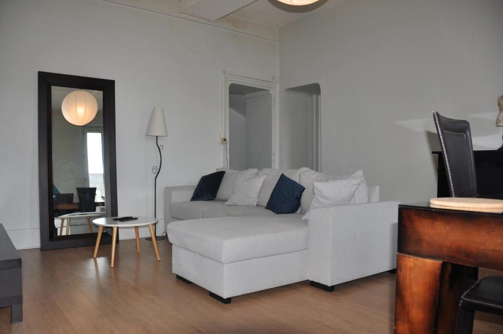 Appartement agréable duplex Candé centre ville 4/6 places 4 Place nationale 49440 Candé