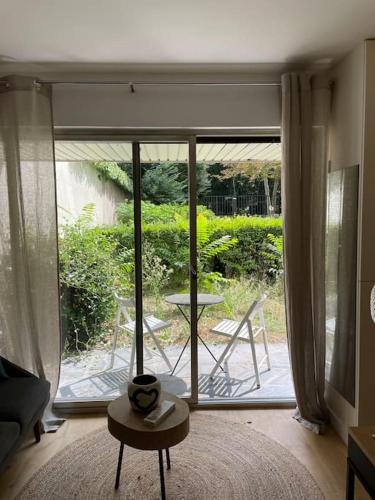 Agréable et moderne studio à Neuilly avec jardin