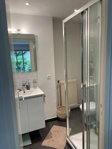 Agréable et moderne studio à Neuilly avec jardin