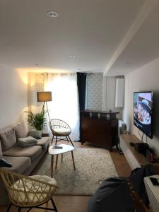 Agréable maison de ville ,calme avec tous les commerces à 150M