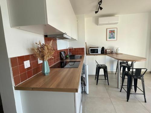 Agréable studio vue mer refait à neuf & climatisé
