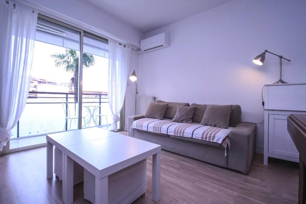 Air-conditioned apartment near the beaches with furnished balcony & parking 6-8 Avenue du Bosquet, 06160 Antibes