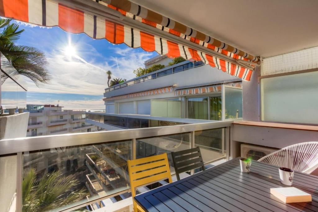 Air-conditioned apartment near the beaches with furnished terrace & garage Avenue des Orangers, 06160 Juan-les-Pins