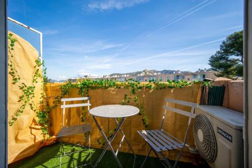 Air-conditioned apartment sleeps 4 to 6 parking
