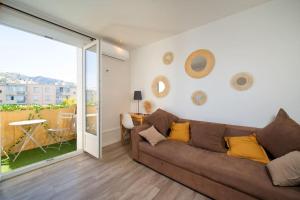 Air-conditioned apartment sleeps 4 to 6 parking