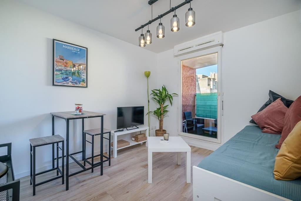 Appartement Air-conditioned apartment terrace gare st Charles 12 Rue de Crimée 13003 Marseille