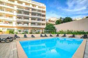 Air conditioned apartment with furnished terrace swimming pool & parking