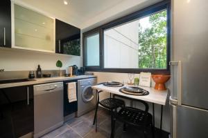 Air-conditioned apartment with private parking