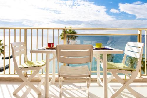 Air-conditioned apartment with sea view and at the foot of the beaches