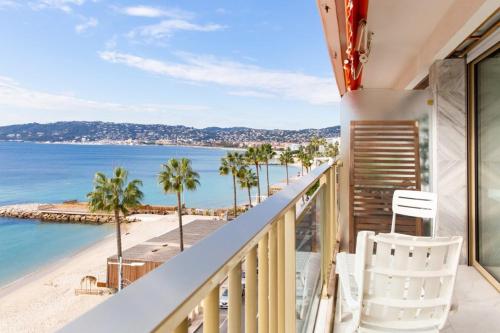 Air-conditioned apartment with sea view and at the foot of the beaches