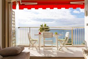 Air-conditioned apartment with sea view and at the foot of the beaches