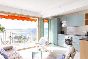 Air-conditioned apartment with sea view and at the foot of the beaches