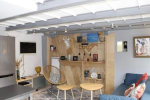 Air-conditioned duplex apartment with furnished terrace in the city center