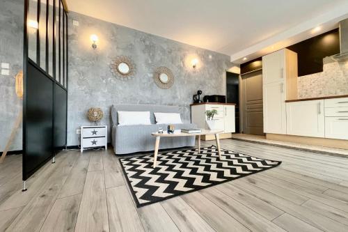 Air-conditioned & Friendly Double living room- Balcony with view #F7
