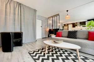 Air-conditioned & Friendly Double living room- Balcony with view #F7
