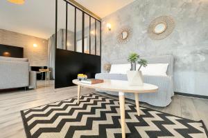 Air-conditioned & Friendly Double living room- Balcony with view #F7