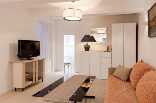 Air-conditioned furnished studio in a quiet area in the Viel Antibes