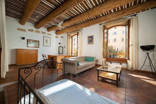 Air-conditioned loft in the heart of the old port