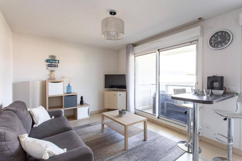 Air-conditioned studio with furnished terrace and parking 74 Avenue de la Roubine, 06150 Cannes