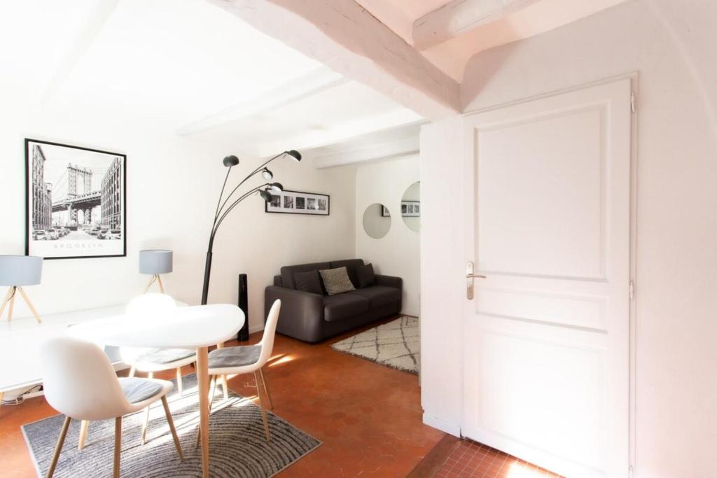 Appartement Air-conditioned studio with furnished terrace close to the city center 15 Rue de la Castre 06400 Cannes