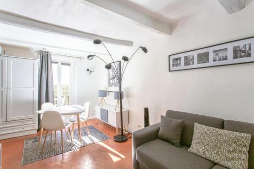 Air-conditioned studio with furnished terrace close to the city center