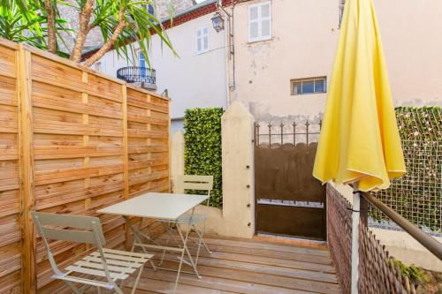 Air-conditioned studio with furnished terrace close to the city center