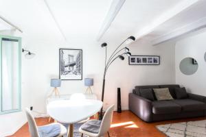 Air-conditioned studio with furnished terrace close to the city center
