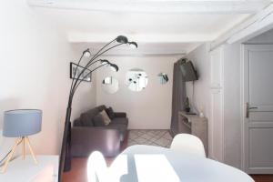 Air-conditioned studio with furnished terrace close to the city center