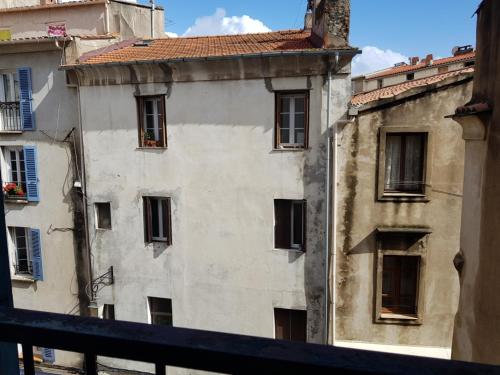 AJACCIO / CENTRE VILLE / PORT 2mn / PARKING PROCHE/ TOUTES COMMODITES