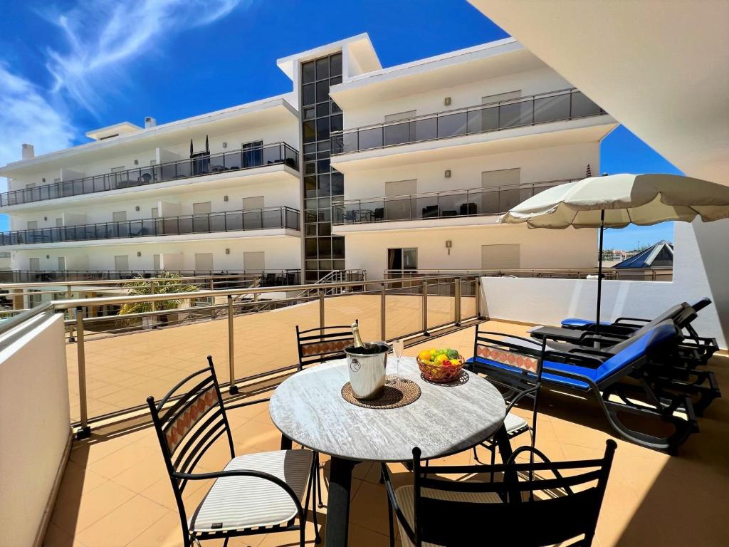 Albufeira Terrace With Pool by Homing Solário de São José, 8200-328 Albufeira