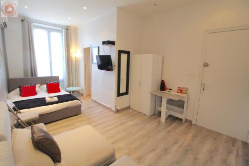 ALC - JJ17S2 - 9 min PALAIS AND BEACHES