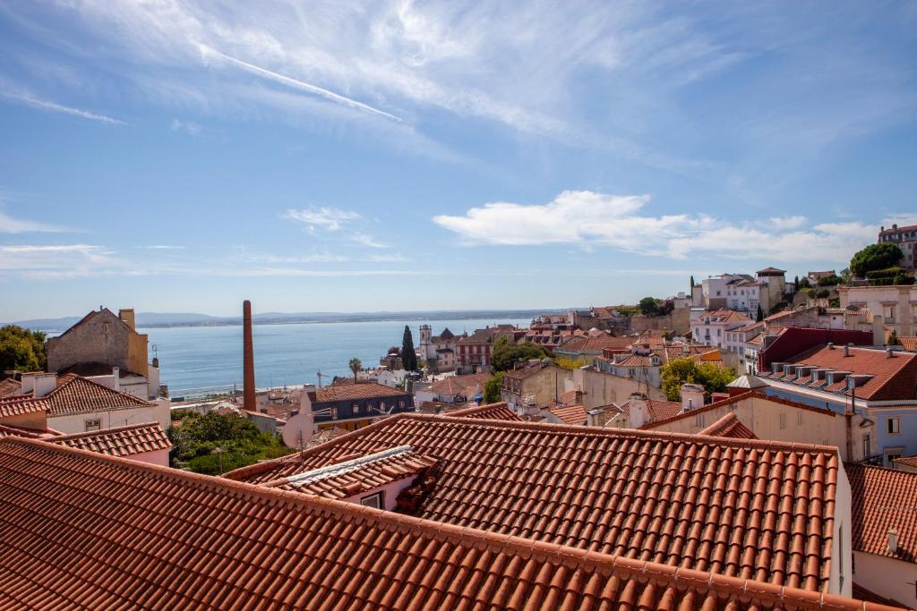 Alfama Amazing Scenic River and City View Charming apartment With 2 bedrooms and AC 19th Century Building Travessa das Mónicas, 1100-310 Lisbonne