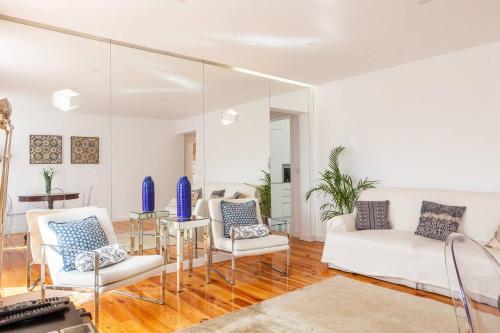 Alfama Delight Panoramic River and Historic City Views 3 Bedrooms and 2 Bathrooms AC 18th Century Building