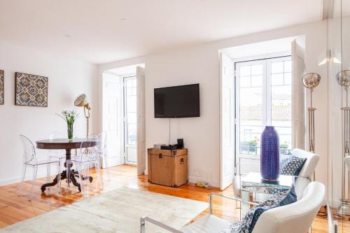 Alfama Delight Panoramic River and Historic City Views 3 Bedrooms and 2 Bathrooms AC 18th Century Building