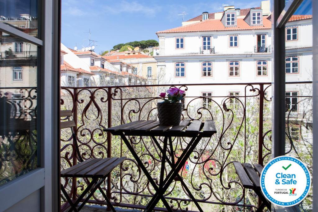 Alfama Sophisticate Flat With Balconies 2Bedrs 2Baths & AC in 19th Century Building Historic Center Largo de Santo António da Sé, 1100-404 Lisbonne