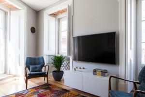 Alfama Sophisticate Flat With Balconies 2Bedrs 2Baths & AC in 19th Century Building Historic Center