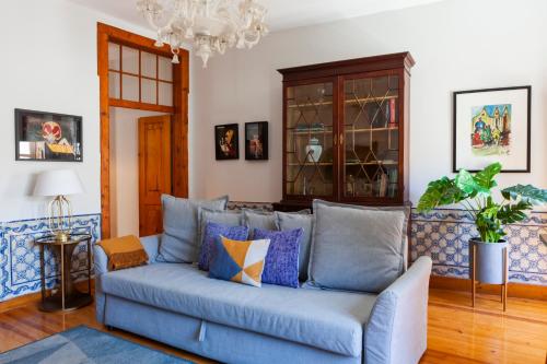 Alfama Terrace Apartment With Authentic XVIII Tiles And Historic Notes 3 Bedrooms & 2 Bathrooms AC