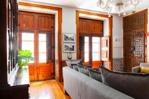 Alfama Terrace Apartment With Authentic XVIII Tiles And Historic Notes 3 Bedrooms & 2 Bathrooms AC