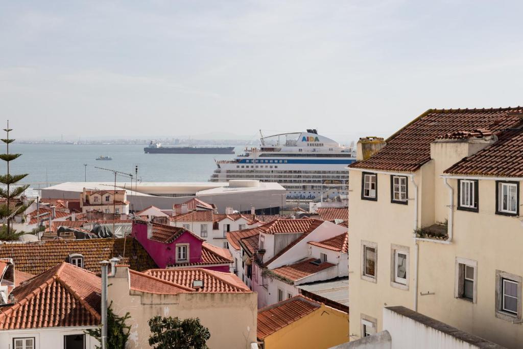 Appartement Alfama Terrace Best River and Historic City View Spacious and Charming Ground Floor 18th Century Building Rua de Guilherme Braga 1100-126 Lisbonne