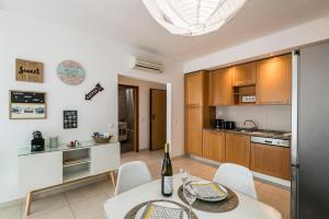 Algarve Beach Vibes Apartment, WiFi, Pool, AC, BBQ