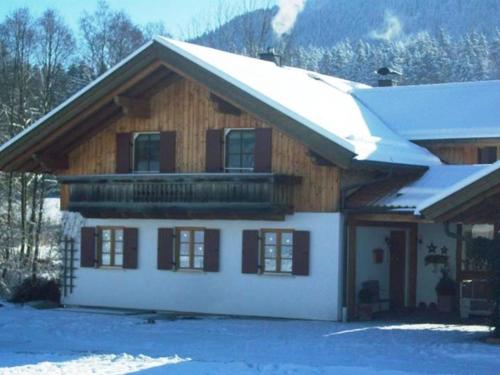 Alluring Apartment in Bad Kohlgrub with Private Garden