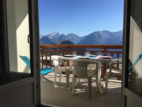 ALPE D'HUEZ 4-5 personnes vue imprenable sur les montagnes, skis aux pieds