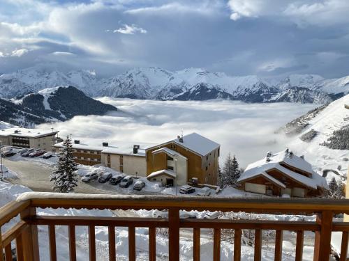 ALPE D'HUEZ 4-5 personnes vue imprenable sur les montagnes, skis aux pieds