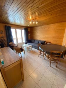 ALPE D'HUEZ 4-5 personnes vue imprenable sur les montagnes, skis aux pieds