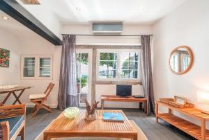 ALTIDO Beach Studio with Patio and Parking