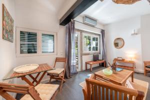 ALTIDO Beach Studio with Patio and Parking