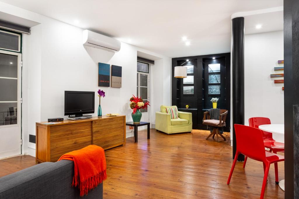 ALTIDO Bold and colourful 1-bed flat at the heart of Chiado, nearby Carmo Convent 26 Rua Nova da Trindade, 1200-235 Lisbonne